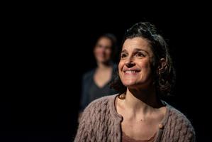 Deux personnes sur scène