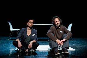 Deux personnes sur scène