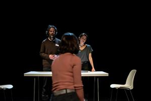 Deux personnes sur scène