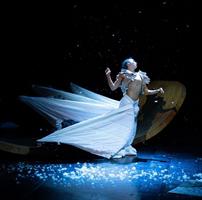 Une danseuse avec un jupon blanc