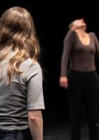 Cette Blanche-Neige décrit la lente guérison d’une communauté où la vi