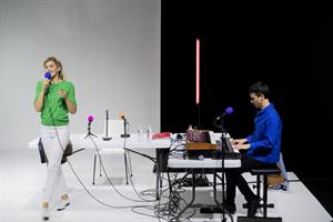 Une femme au micro