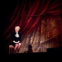 Emeline Bayart devant un rideau