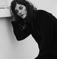 Mina Kavani a dû quitter son pays, l’Iran, et comme toute une générati