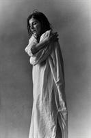 Mina Kavani en noir et blanc