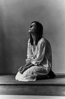 Mina Kavani en noir et blanc