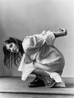 Mina Kavani en noir et blanc