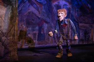 Une marionnette erre dans la rue