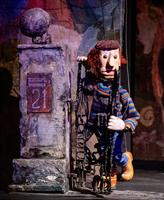 Un homme vers un portail