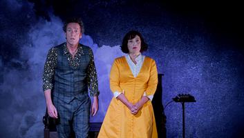 Un homme et une femme en robe jaune