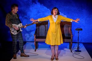 Un homme et une femme en robe jaune