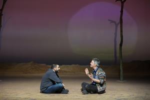 Deux hommes qui jouent au sol