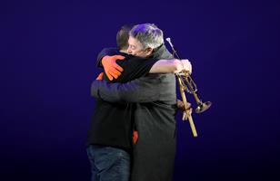Deux hommes qui se font un câlin