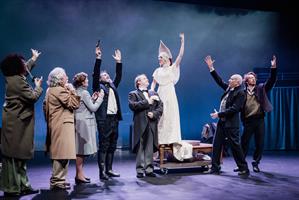 Des personnes célèbrent un mariage