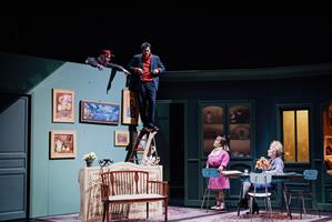 Un monsieur qui monte sur une échelle