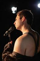 Un homme, seul le soir de son anniversaire PHOTOS DE SCENE