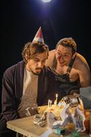 Un homme, seul le soir de son anniversaire PHOTOS DE SCENE