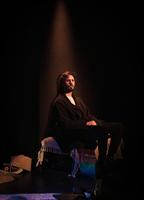 Un homme, seul le soir de son anniversaire PHOTOS DE SCENE