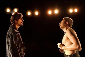 Un homme, seul le soir de son anniversaire PHOTOS DE SCENE