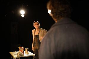 Un homme, seul le soir de son anniversaire PHOTOS DE SCENE