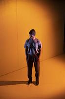 Le bac, le permis à 18 ans, danser en boîte de nuit, avoir un chien, photo orange scène homme seul