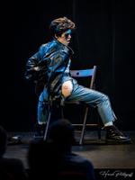 Une personne dansant sur une chaise