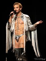 Un MC en tenue argentée