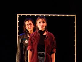 Deux femmes devant un miroir