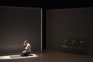 Un père laisse à sa fille le soin d’éclairer son histoire. Le prix Fem