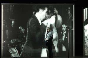 Un père laisse à sa fille le soin d’éclairer son histoire. Le prix Fem