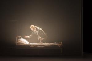 Un père laisse à sa fille le soin d’éclairer son histoire. Le prix Fem