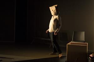 Un père laisse à sa fille le soin d’éclairer son histoire. Le prix Fem