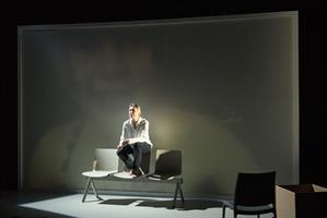 Un père laisse à sa fille le soin d’éclairer son histoire. Le prix Fem