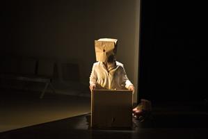 Un père laisse à sa fille le soin d’éclairer son histoire. Le prix Fem