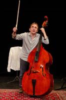 Jean-Jacques Vanier avec une contrebasse