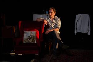 Jean-Jacques Vanier qui médite en regardant Wagner