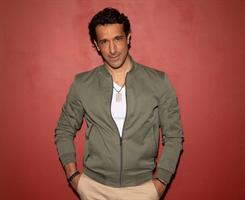 Essaï devant un fond brique