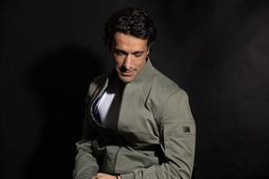 Essaï devant un fond noir