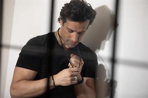 Essaï regardant son collier