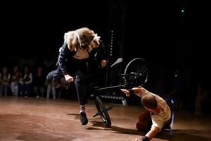 Voici un spectacle dont on sort presque estomaqués, tant l’énergie dép