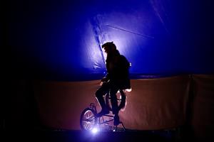 Voici un spectacle dont on sort presque estomaqués, tant l’énergie dép