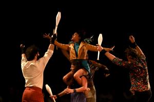 Voici un spectacle dont on sort presque estomaqués, tant l’énergie dép