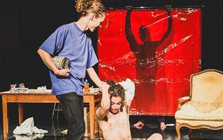 Un huis clos monstrueusement troublant et touchant, où le Dr. Frankens