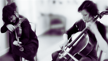 Autour des compositions de Johanne Mathaly, un violon et un violoncell