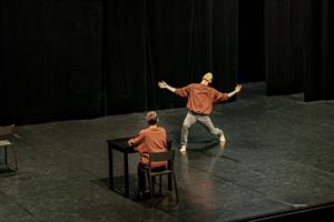 Deux personnes sur scène