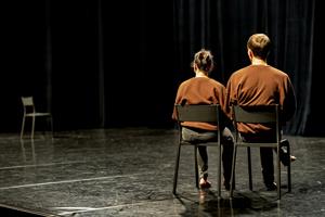 Deux personnes sur scène