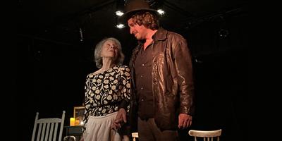 Une dame âgée et un homme discutent