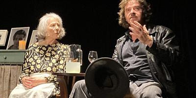 Une dame âgée et un homme discutent