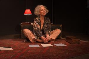 Une femme en peignoir qui joue Colette