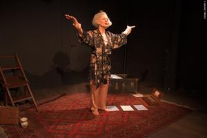 Une femme en peignoir qui joue Colette